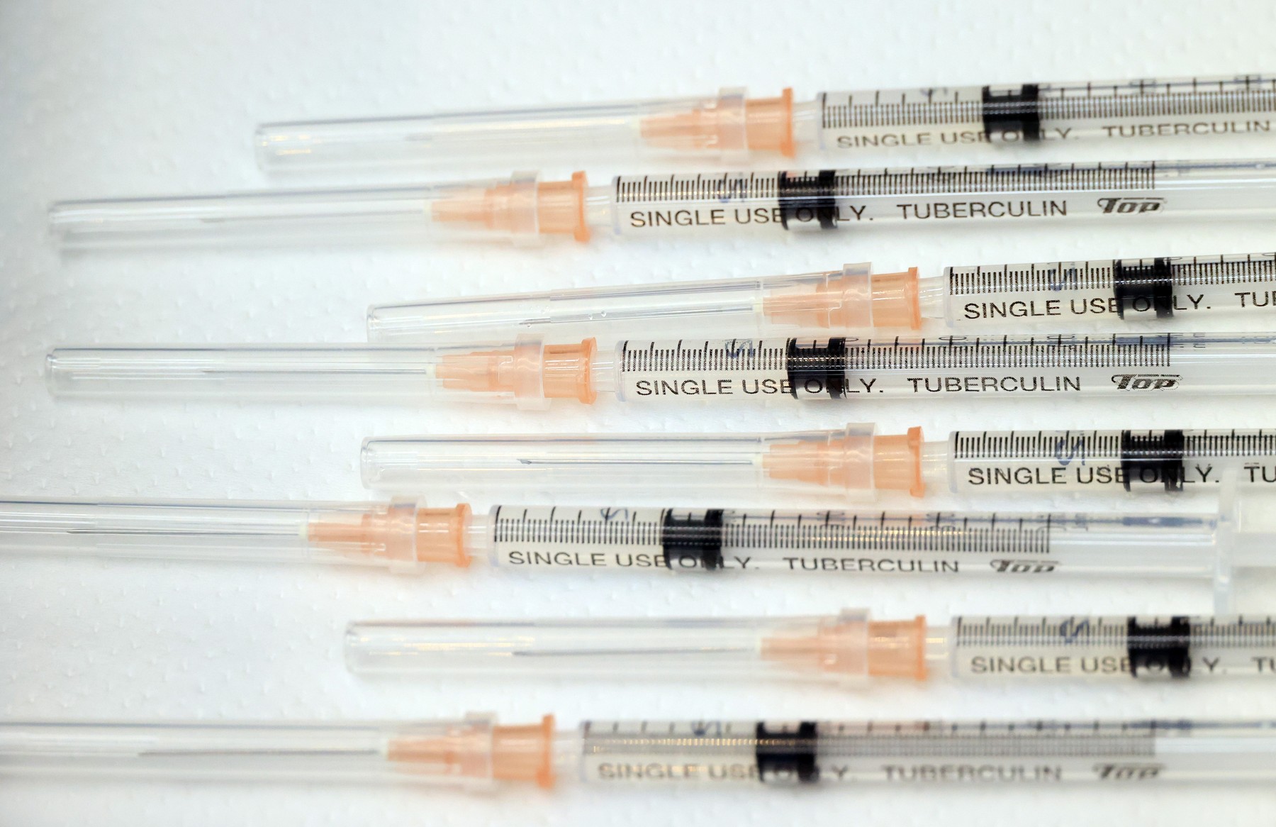 OMS: Ne îndreptăm spre o penurie de seringi în 2022. Există riscul să nu mai poată fi făcute nici vaccinurile specifice copilăriei