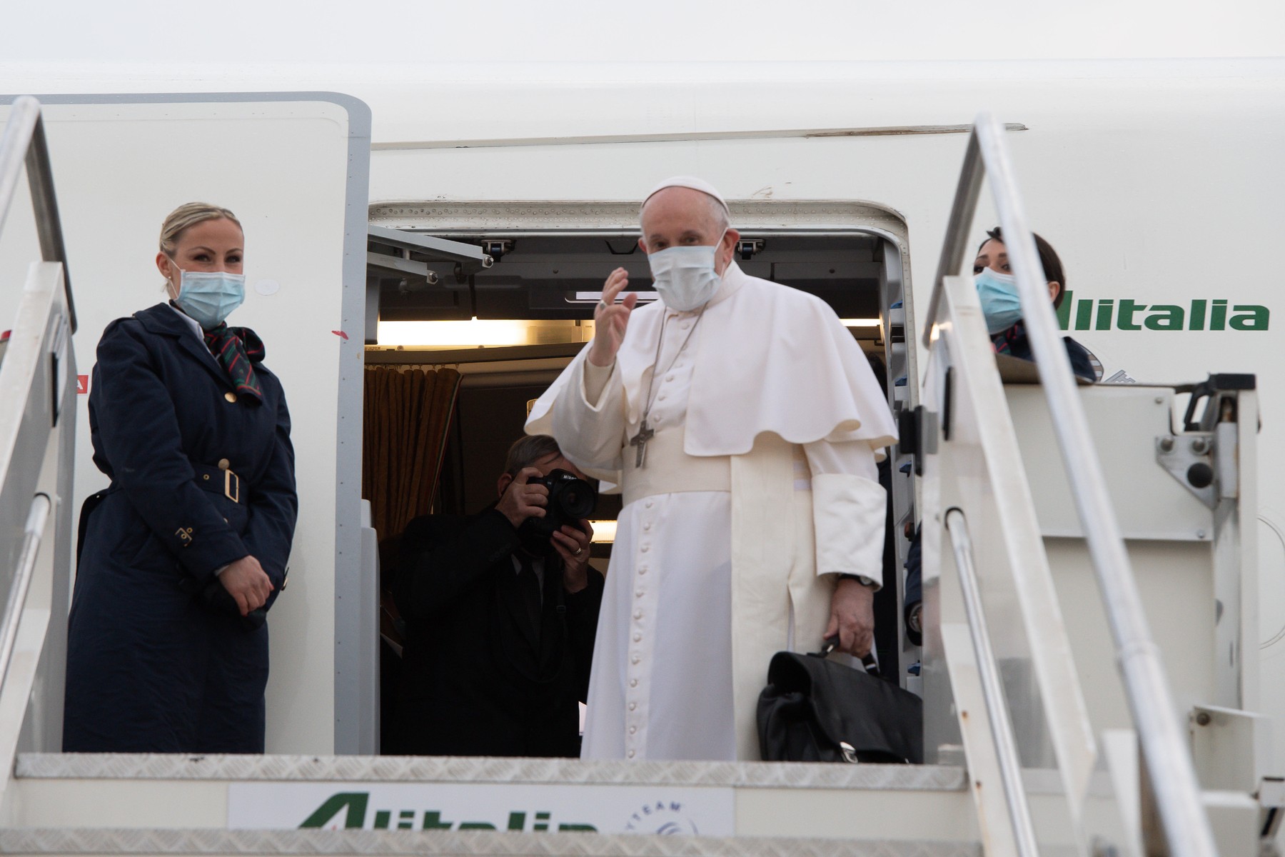 Papa Francisc a ajuns în Irak, în ciuda riscurilor de securitate, în prima vizită a unui suveran pontif în această țară