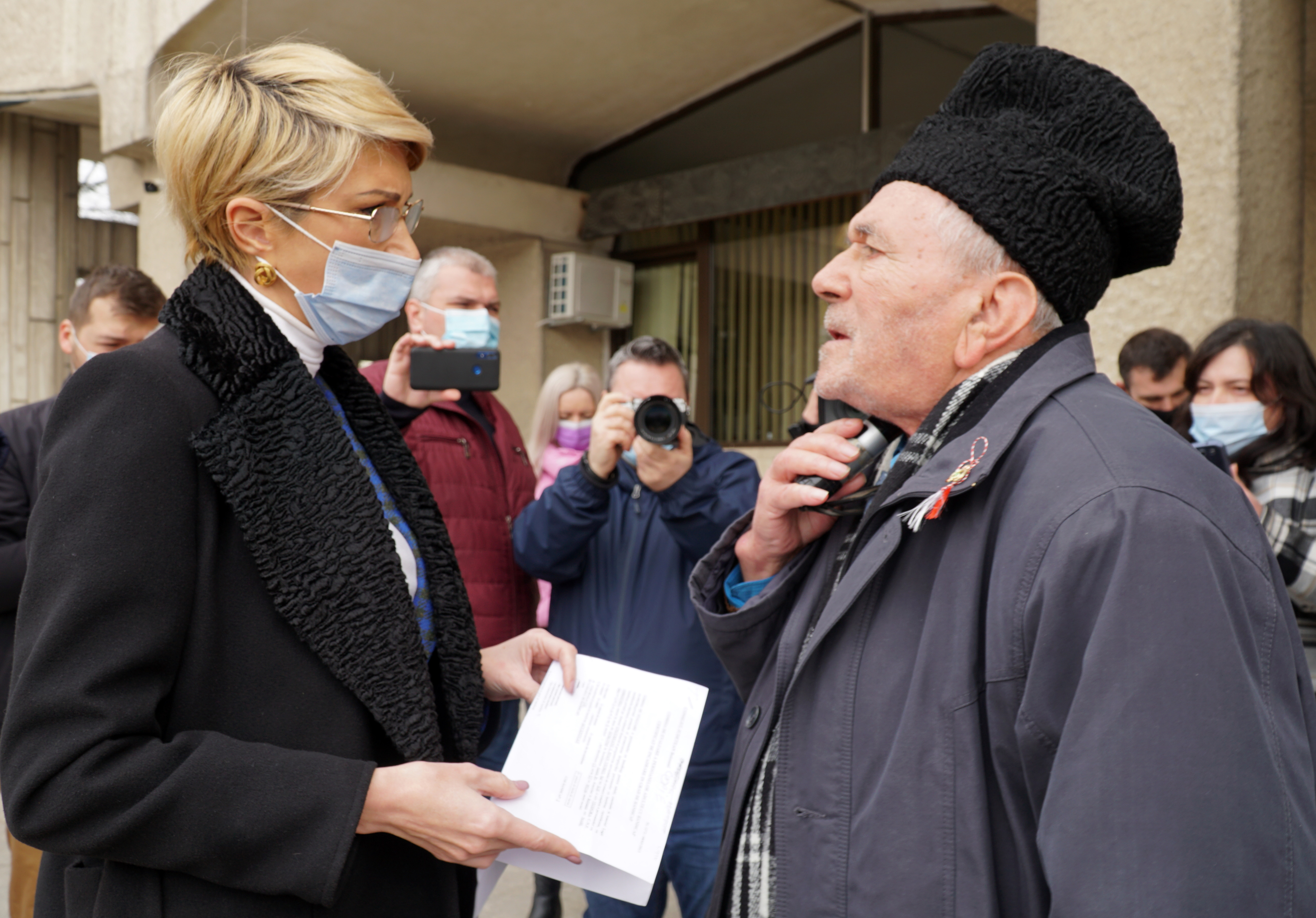 Un pensionar i-a oferit o ciocolată ministrului Muncii, în semn de recunoștință pentru că i-a ascultat nemulțumirile legate de pensie