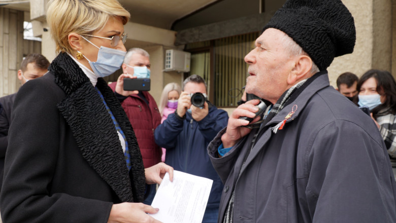 raluca turcan vorbind cu un pensionar din botosani în fața instituției prefectului