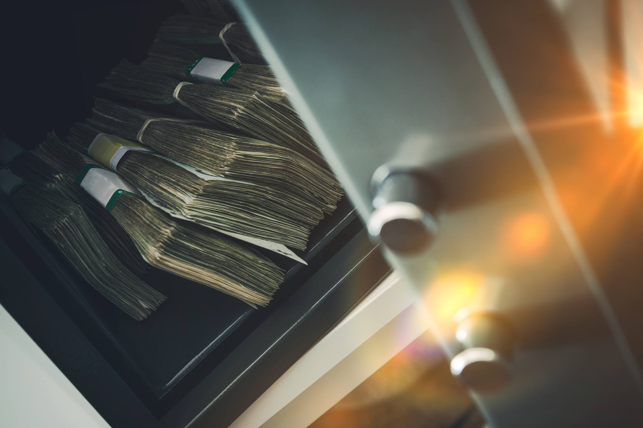 Un seif cu peste 20.000 de euro și bijuterii a fost furat dintr-un apartament din Brăila