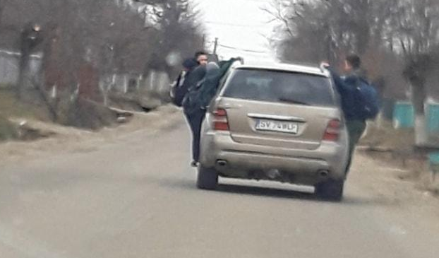 O femeie a fost amendată după ce a transportat 4 copii pe suporturile exterioare ale SUV-ului pe care îl conducea