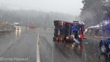 TIR răsturnat pe un drum din Bistrița-Năsăud.