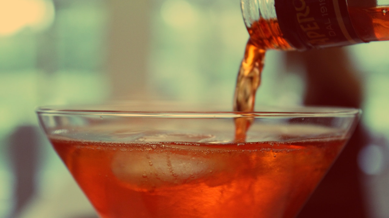 (P) Totul despre Aperol: Diferența dintre Campari și Aperol