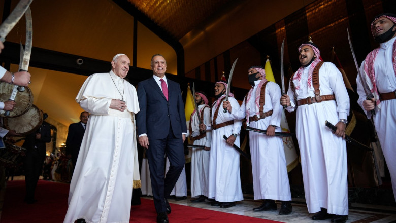papa cu premierul irakian trece printre garzile de elita care au sabiile scoase