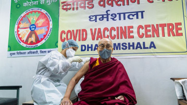 Dalai Lama în timp ce este vaccinat.