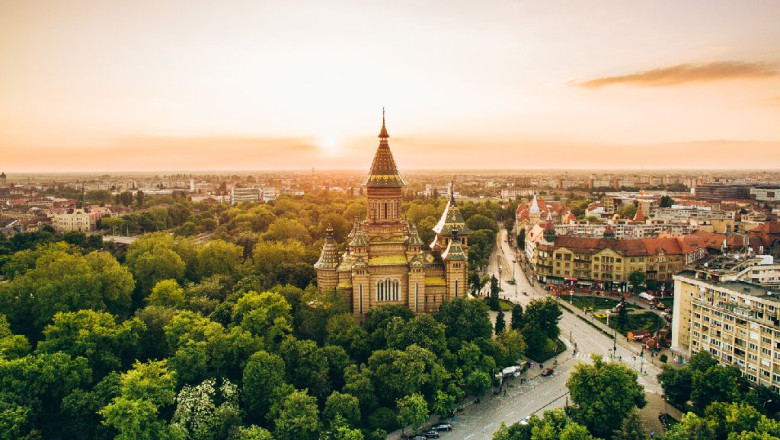 timisoara vedere de ansamblu cu catedrala in centru