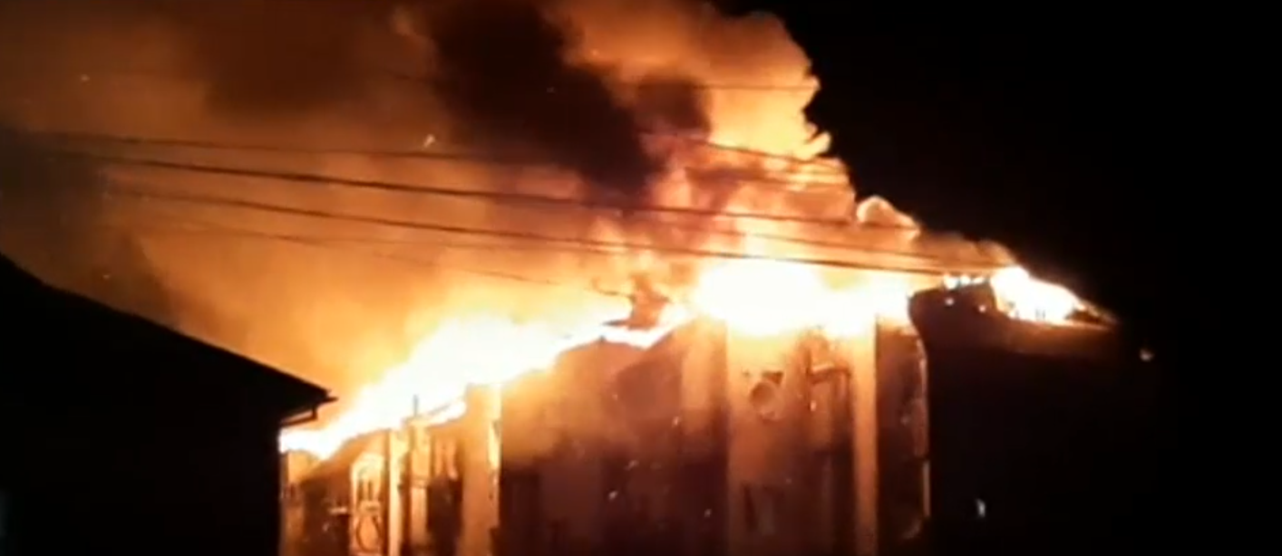 Un incendiu violent a izbucnit într-un bloc de locuințe din Rodna, noaptea trecută