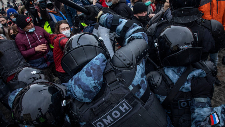 Trupe OMON bat demonstranţi ruşi la un protest pro Alexei Navalnîi în Moscova
