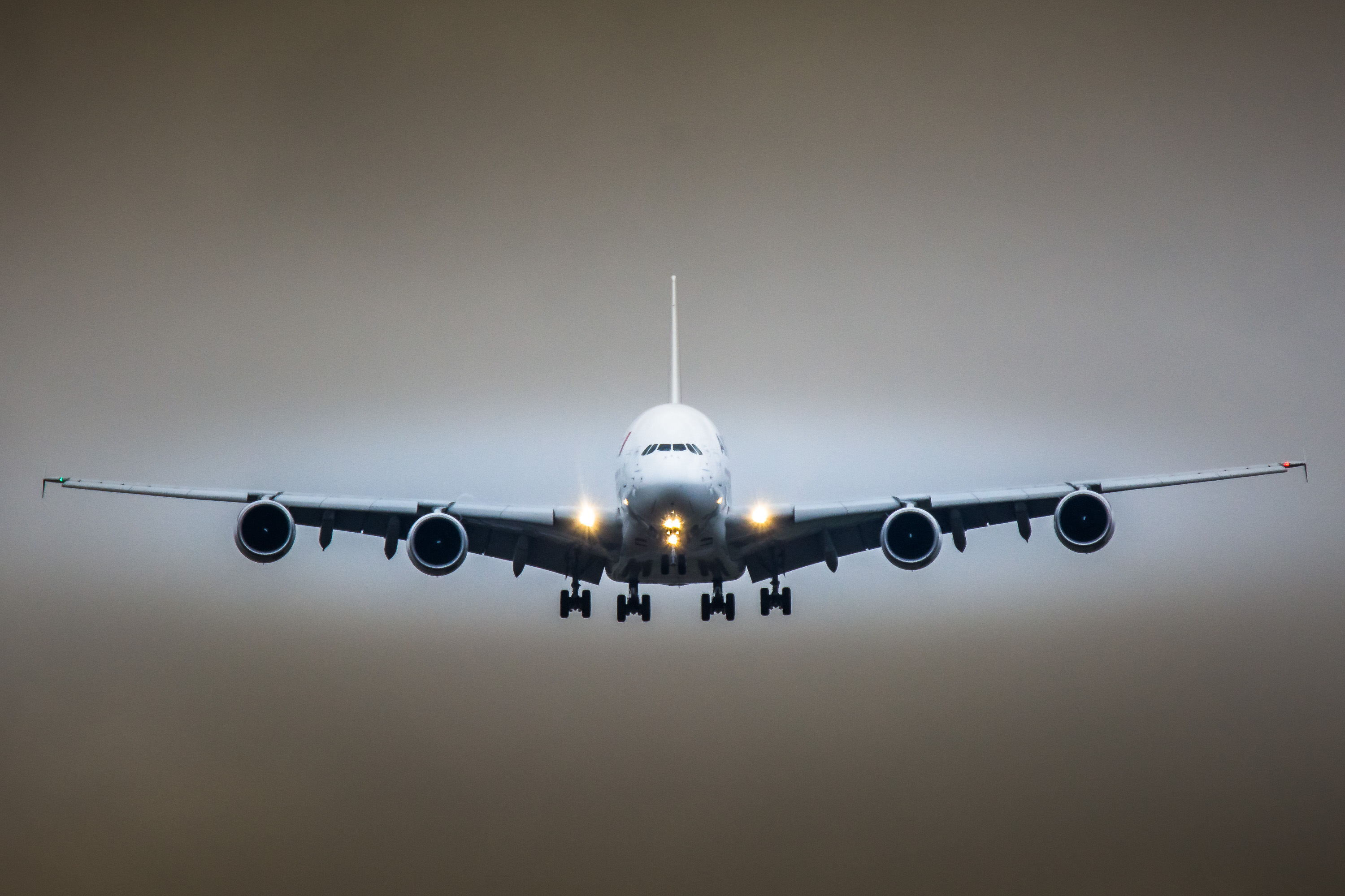 Aterizare de urgență la Sofia a unui avion Air France, din cauza comportamentului agresiv al unui pasager