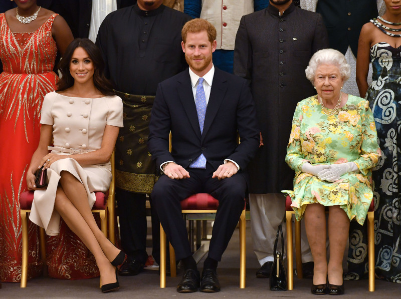 Regina Elisabeta a II-a a Marii Britanii, alături de prinţul Harry şi Meghan Markle