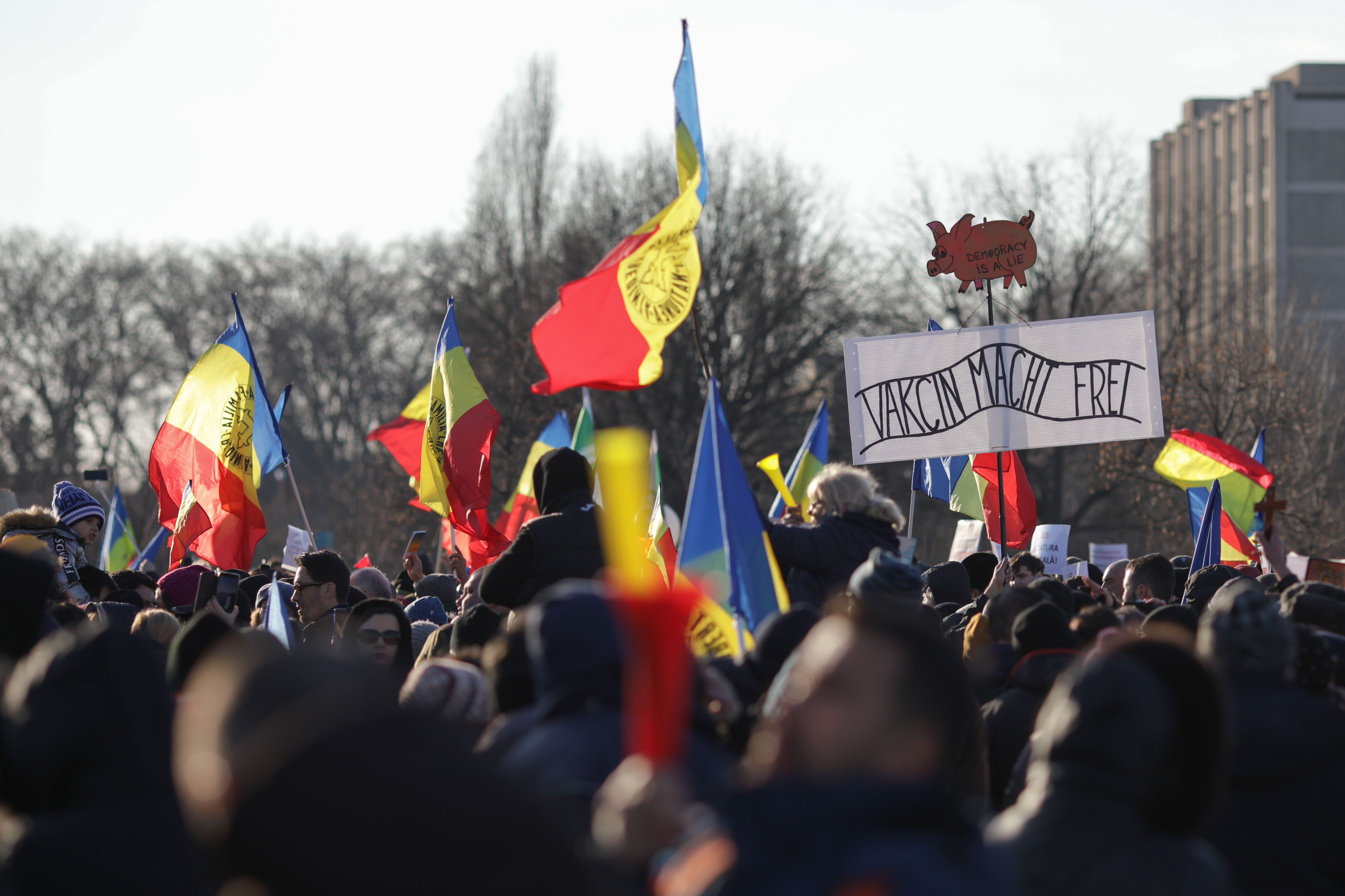Protest împotriva vaccinării la Parlament. Manifestația, promovată de AUR
