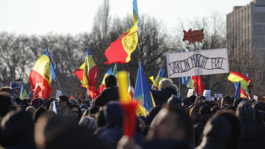 protestatari in fata palatului parlamentului cu steaguri ale româniei