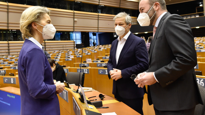 ursula von der leyen, dacian ciolos si manfred weber discuta in parlamentul european