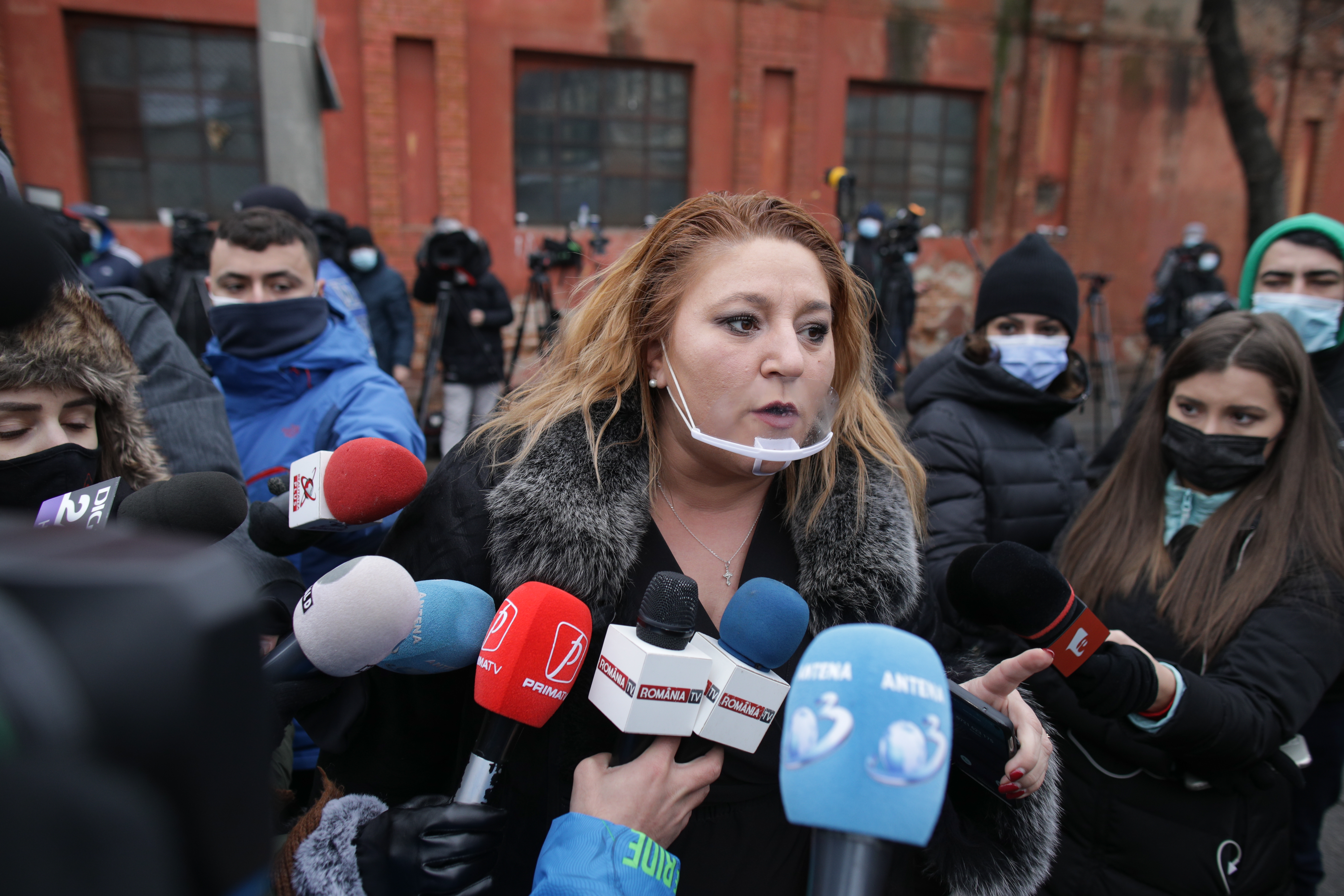 Soțul Dianei Șoșoacă, pus sub control judiciar. Senatoarea și susținătorii, scandal în fața Parchetului: Sunt doamna de fier a României