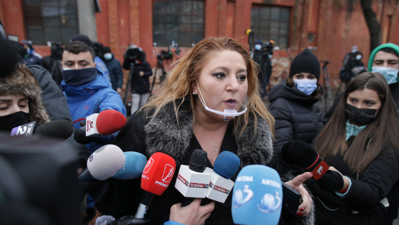 diana sosoaca protesteaza in fata jurnalistilor