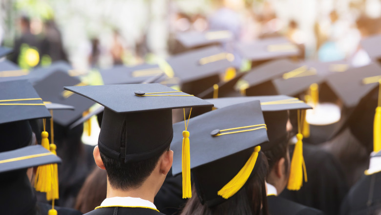 studenti la ceremonie de absolvire