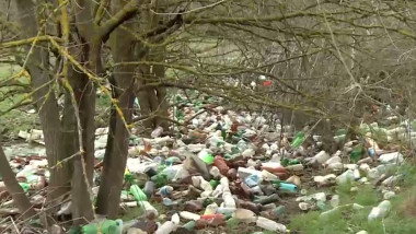 Sticle de plastic aruncate într-o arie protejată din Dobrogea.