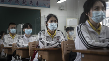 studenti chinezi in banci cu masti si despartiti de plexiglas