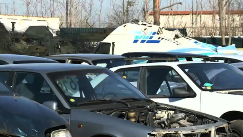 Automobile dezmembrate în cimitirul de mașini.