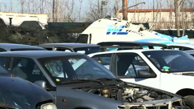 Automobile dezmembrate în cimitirul de mașini.