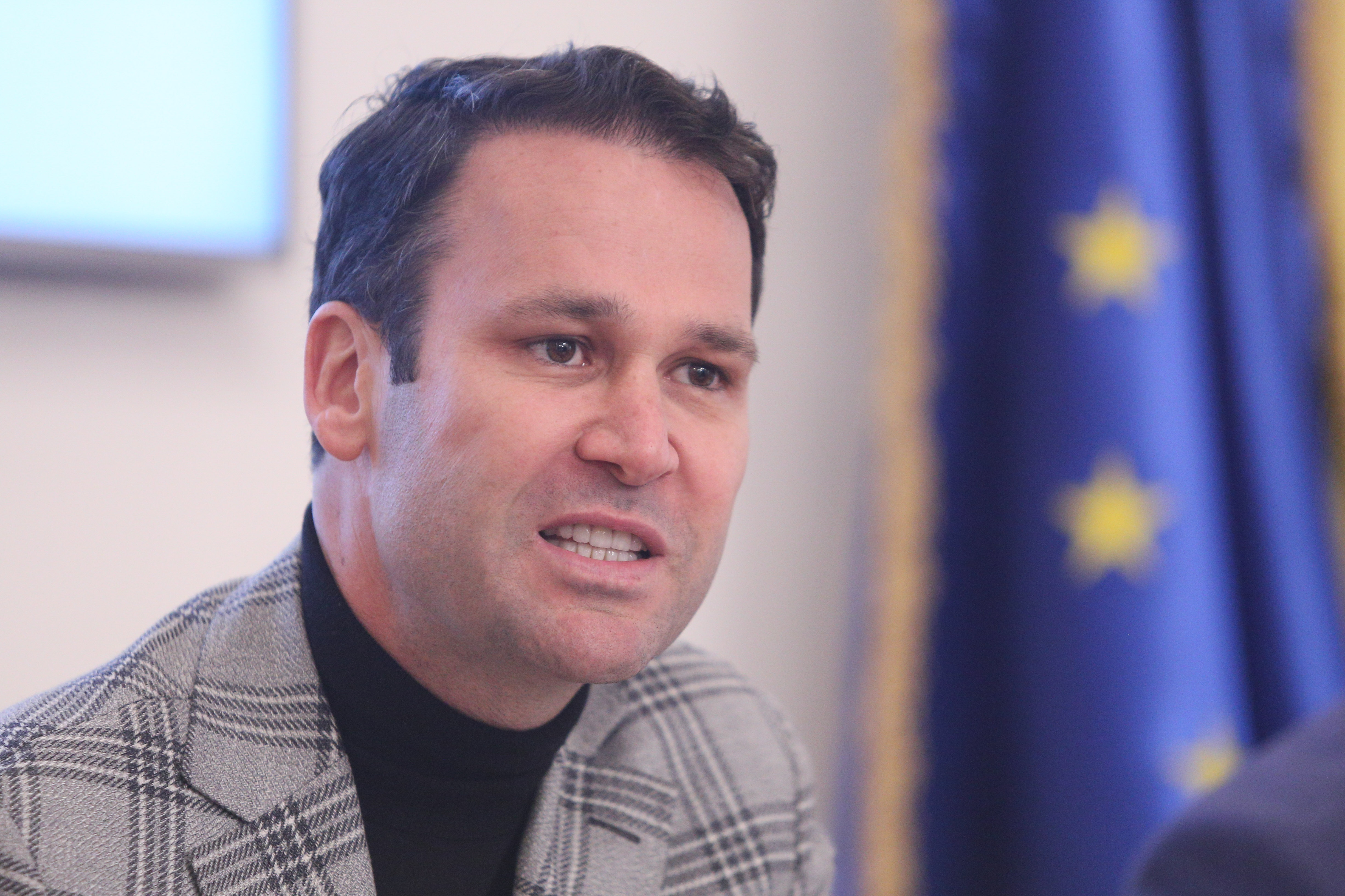 Robert Negoiţă îl acuză pe Dan Barna că taie bugetele Sectoarelor 3, 4, 5 şi 6 pentru a da banii la 1 şi 2