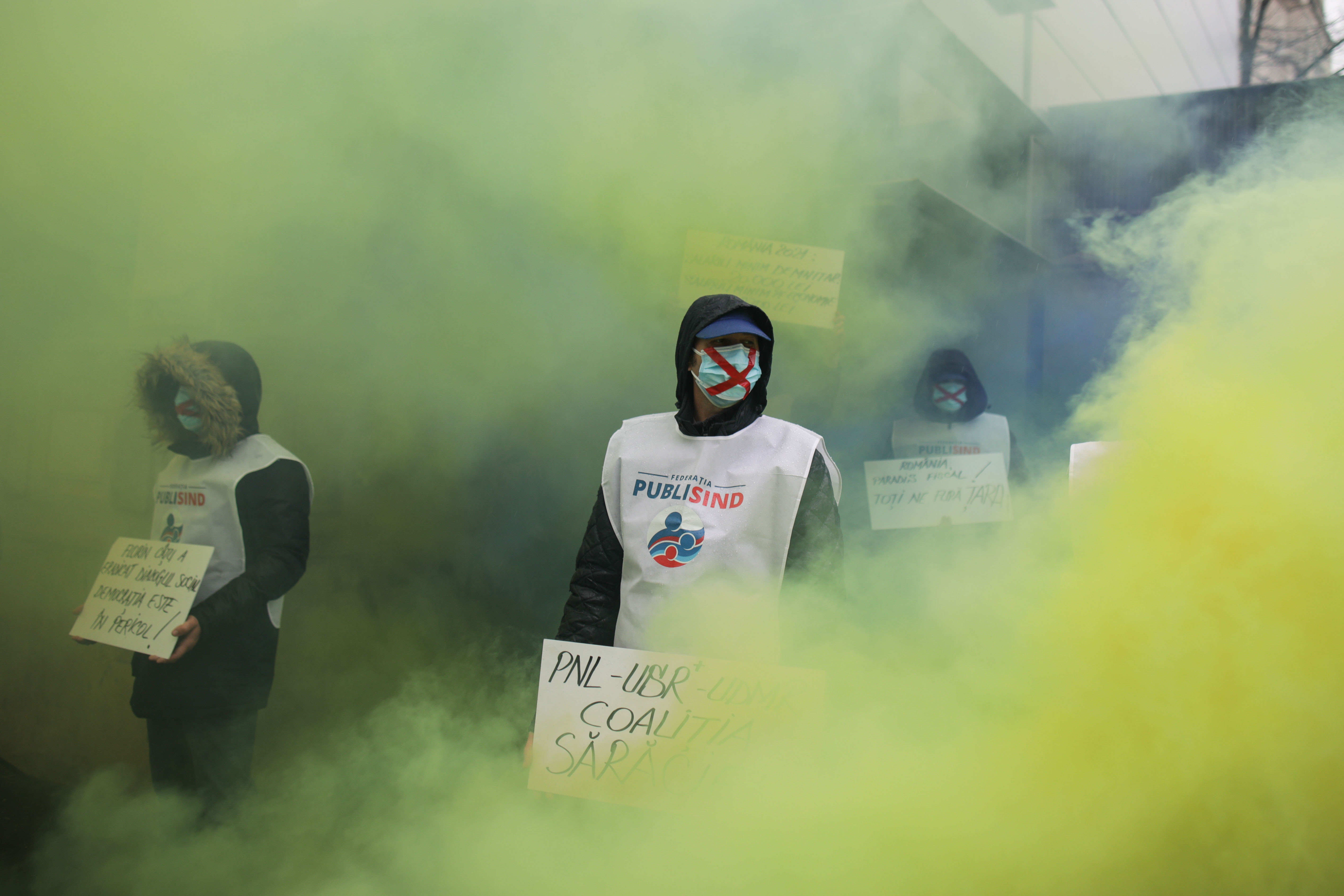 Protest cu fumigene la Ministerul Muncii. Membrii federației Publisind îl acuză pe Florin Cîțu că "vrea să închidă sindicatele"