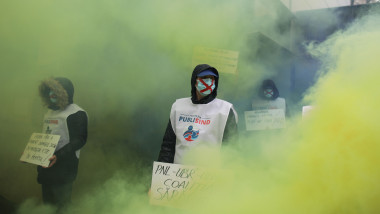 Sindicalistii Publisind au dat cu fumigene la protestul de la Ministerul Muncii