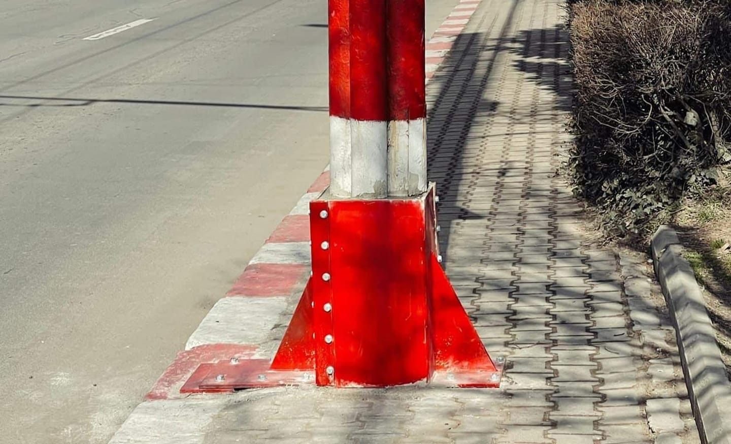 Stâlpi pentru troleibuze, în mijlocul trotuarelor din Târgu-Jiu. Primarul spune că e o măsură provizorie