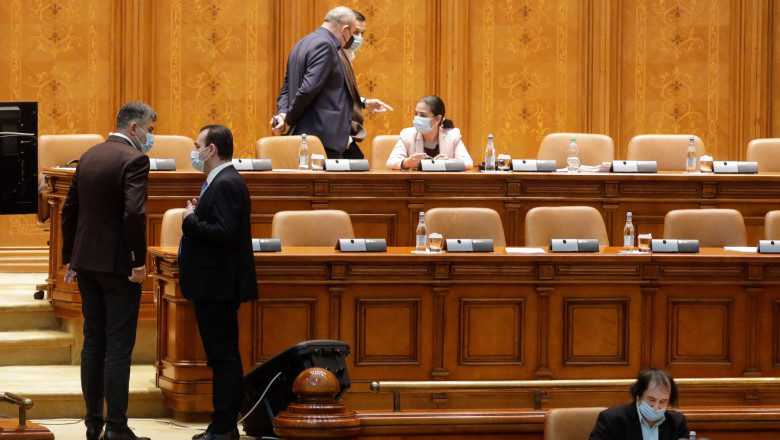 marcel ciolacu discută cu ludovic orban in parlament