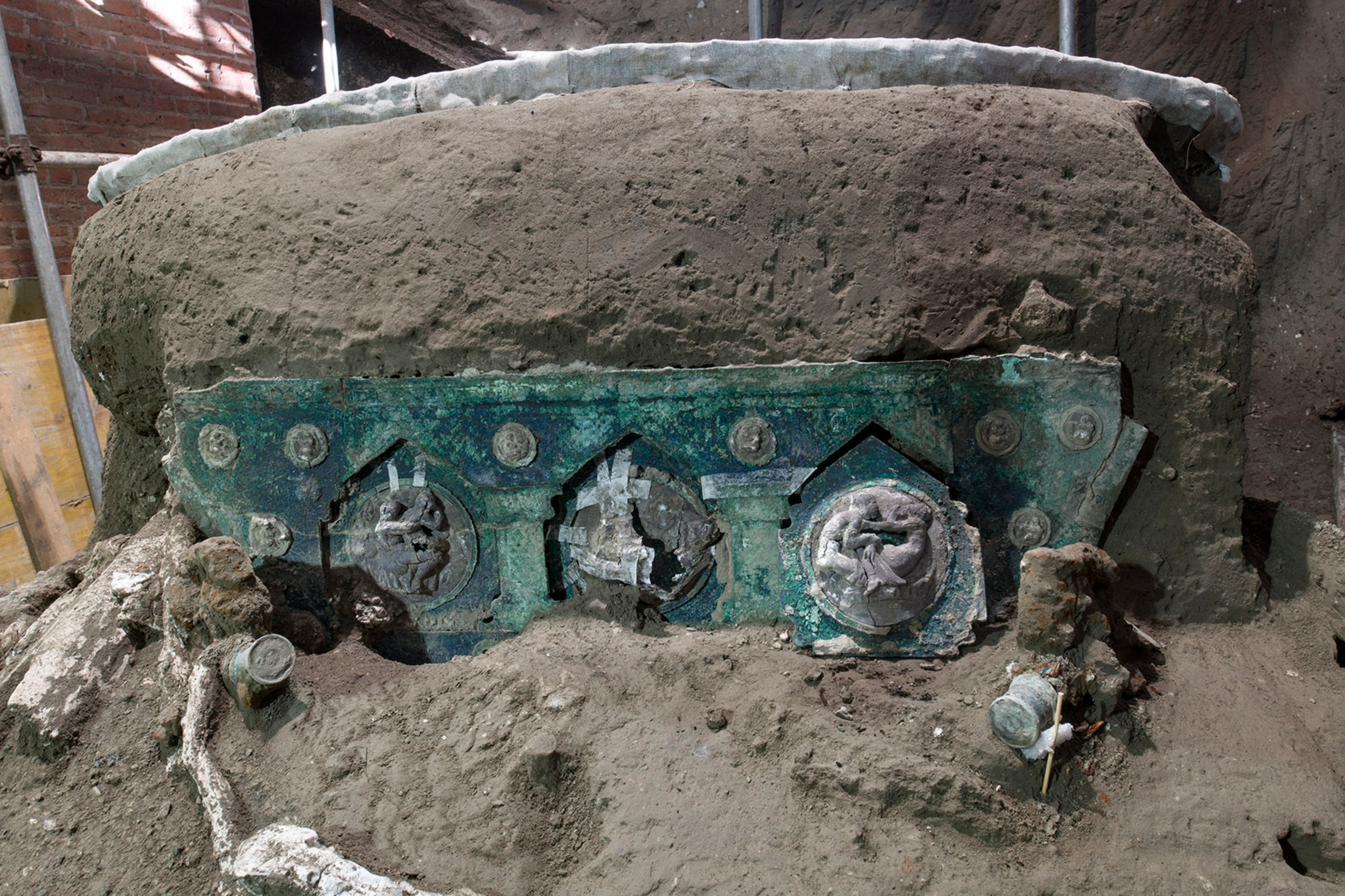 Un car roman de ceremonie "aproape intact" a fost descoperit lângă orașul Pompeii