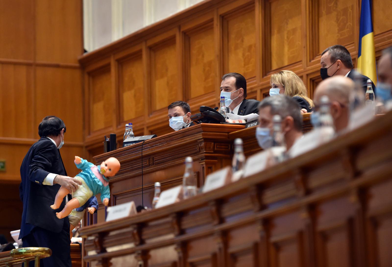 Scandal în Parlament. PSD i-a adus păpuși lui Orban. Cîțu: „Eliberăm bugetul de furtul PSD-ist”/ Ciolacu: „Chiar nu îți e rușine?”