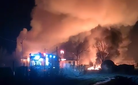 Incendiul violent de la fabrica de produse din țiței din Prahova ar fi izbucnit de la un aparat de sudură
