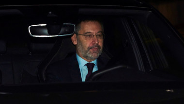 Fostul președinte FC Barcelona, Josep Maria Bartomeu, cu ochelari, pe bancheta masinii
