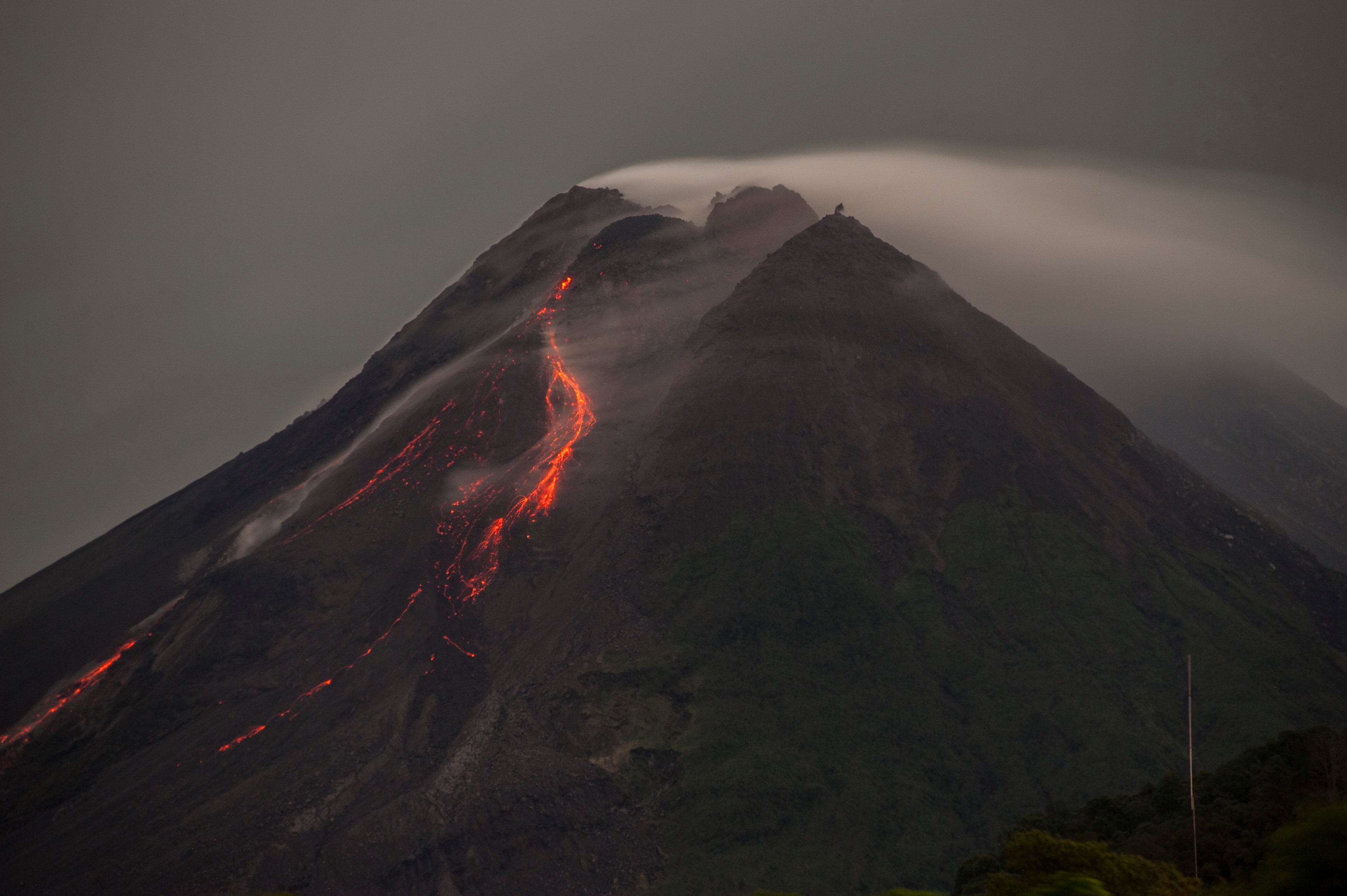Doi vulcani au erupt în Indonezia pe insule diferite