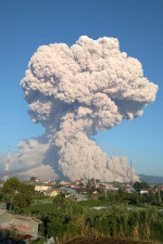 Nord de fum după erupția muntelui Sinabung.