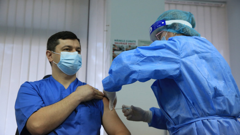 un cadru medicale este prima persoana vaccinata ancti covid in republica moldova
