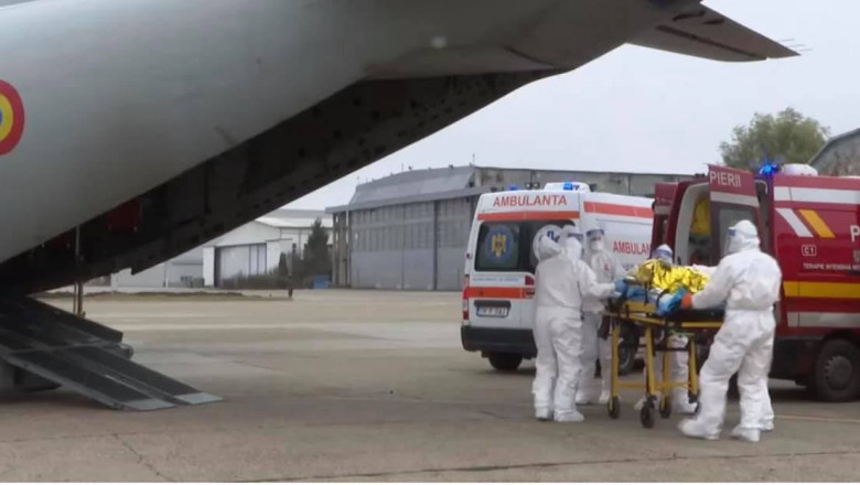 pacienti arsi trabsferati sin ambulanta in avion si apoi in strainatate