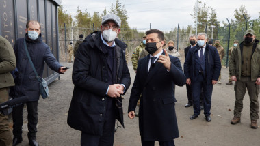 Charles Michel a vizitat împreună cu Volodymyr Zelensky zona controlată de Kiev din regiunea Donbas, urmariti de jurnalisti si forte de securitate