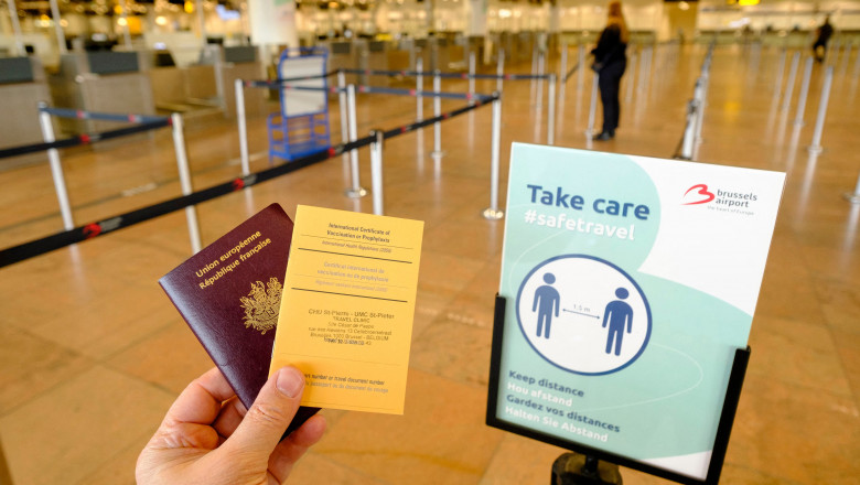 pasaport si certificat de vaccinare prezentate la aeroport