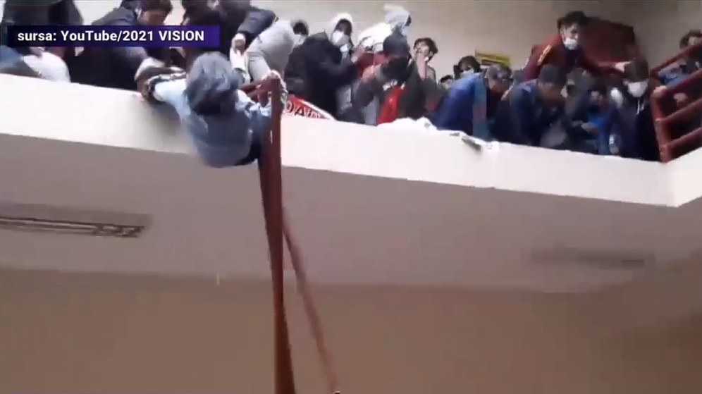 Cinci studenți au murit după ce au căzut în gol la o universitate din Bolivia - VIDEO