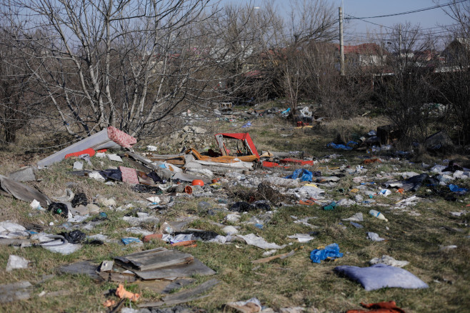 Teren viran cu deseuri în București