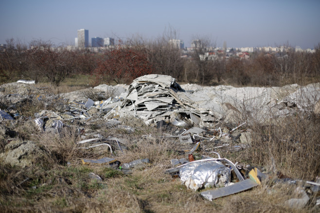 Teren viran cu deseuri în București