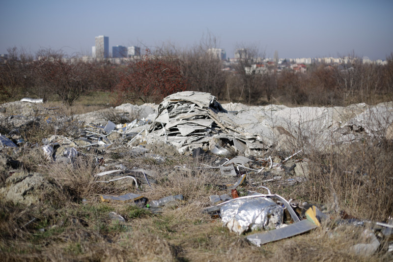 Teren viran cu deseuri în București