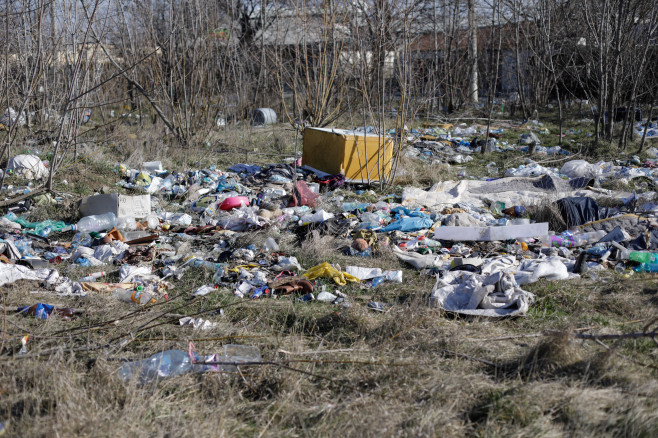 Teren viran cu deseuri în București