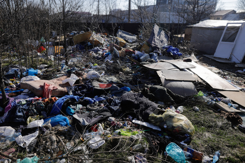 Teren viran cu deseuri în București