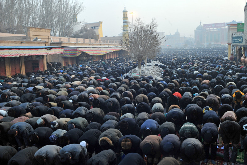 Uiguri se roagă într-un oraș din regiunea Xinjiang, China