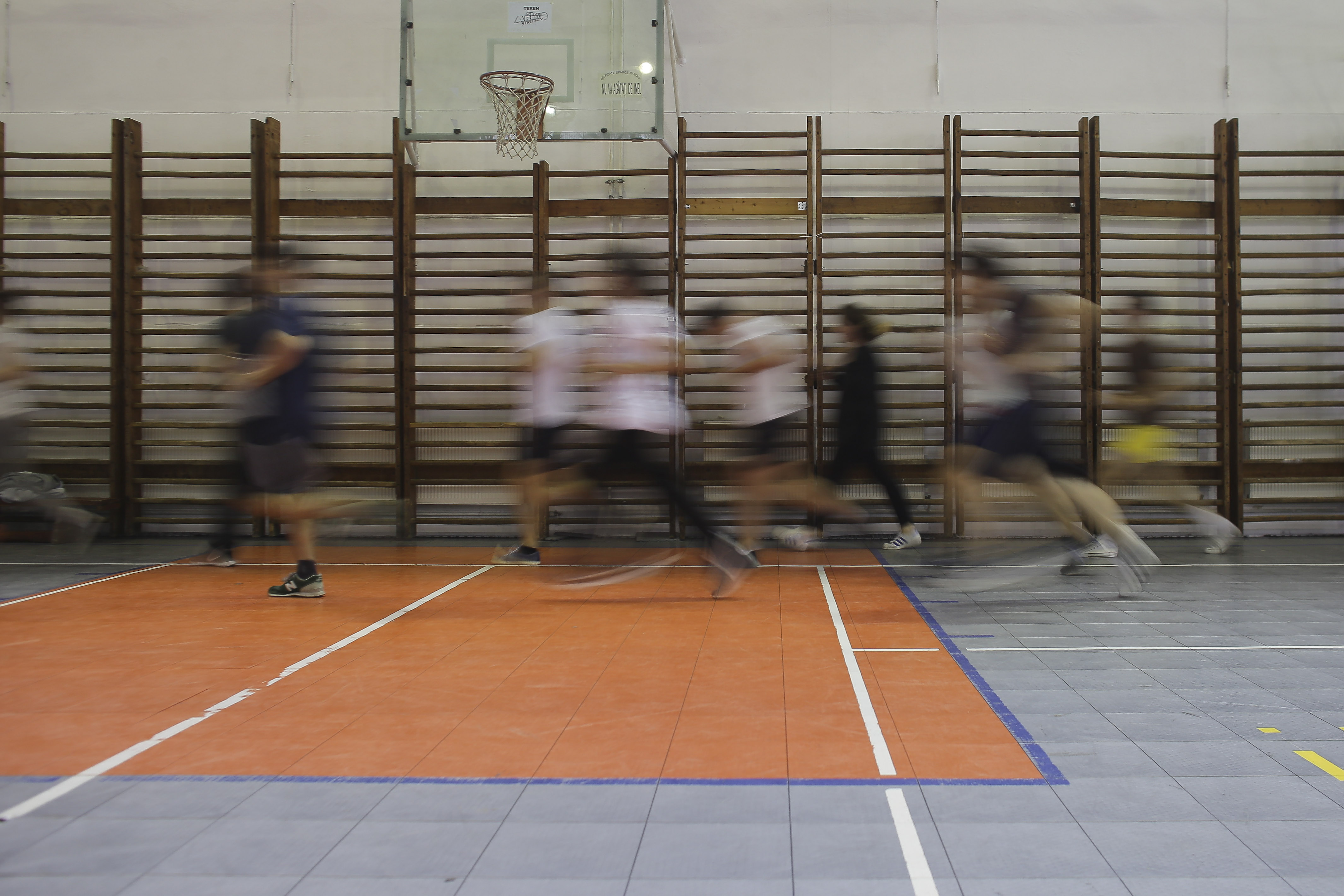Elevii vor trebui să poarte mască la orele de sport în sală. Ministerul Sănătății respinge solicitarea lui Sorin Cîmpeanu