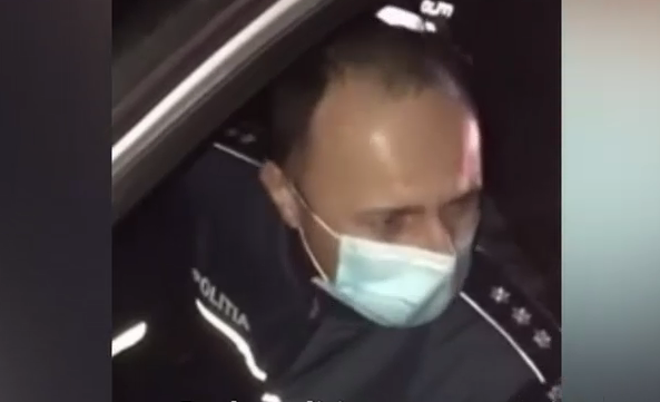 VIDEO. Descindere greșită a polițiștilor la o femeie și fiica ei. „Mi-au pus arma în piept, au vrut să-mi împuște câinele”