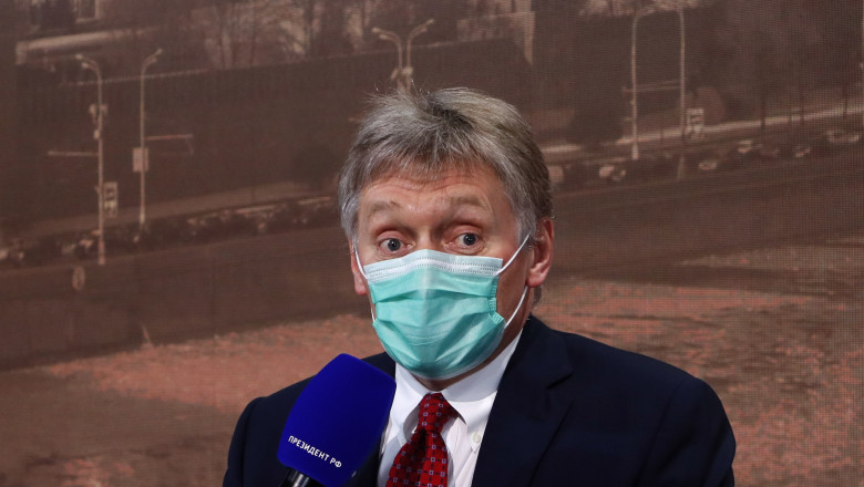 dmitri peskov, purtătorul de cuvânt al lui Vladimir Putin, vorbeste la microfon, cu masca pe figura